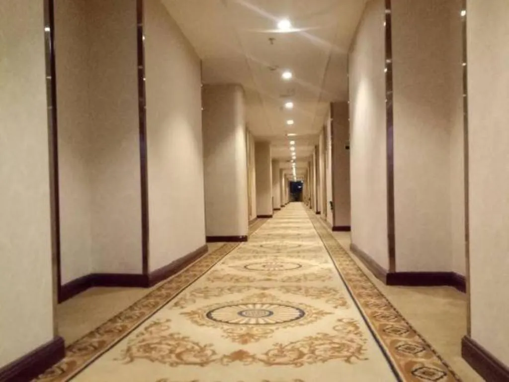 Vienna Hotel Shenzhen Pinghu Shuangyong Street Metro Station