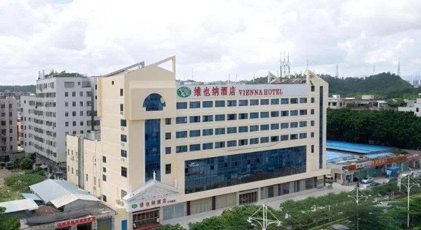 Vienna Hotel Shenzhen Pinghu Shuangyong Street Metro Station