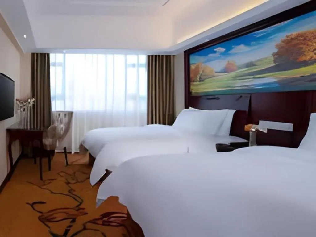 Bed in Vienna Hotel Shenzhen Pinghu Shuangyong Street Metro Station