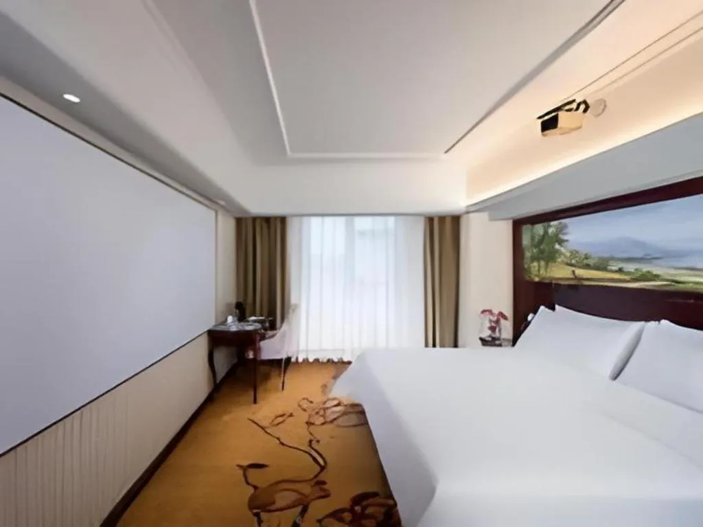 Bed in Vienna Hotel Shenzhen Pinghu Shuangyong Street Metro Station