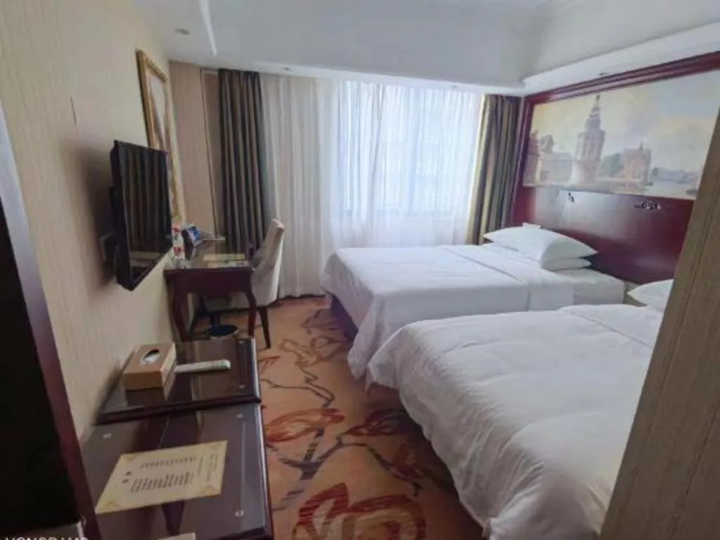 Bed in Vienna Hotel Shenzhen Pinghu Shuangyong Street Metro Station