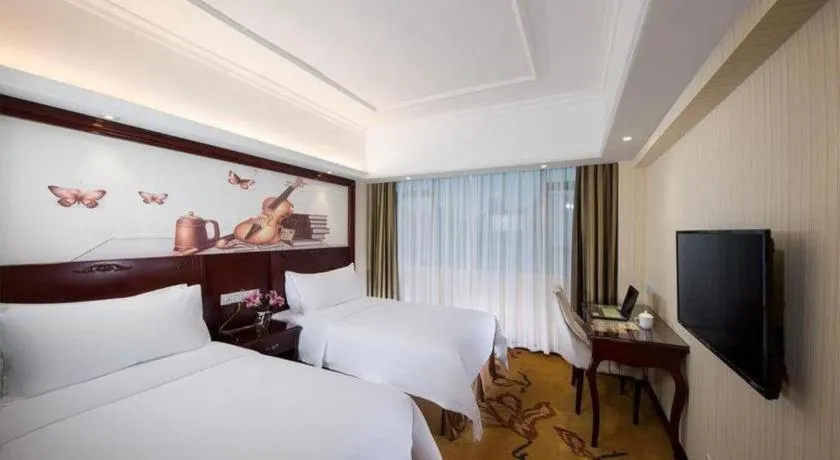 Bed in Vienna Hotel Shenzhen Pinghu Shuangyong Street Metro Station