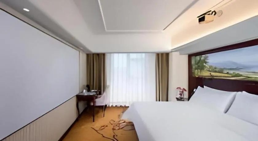Bed in Vienna Hotel Shenzhen Pinghu Shuangyong Street Metro Station