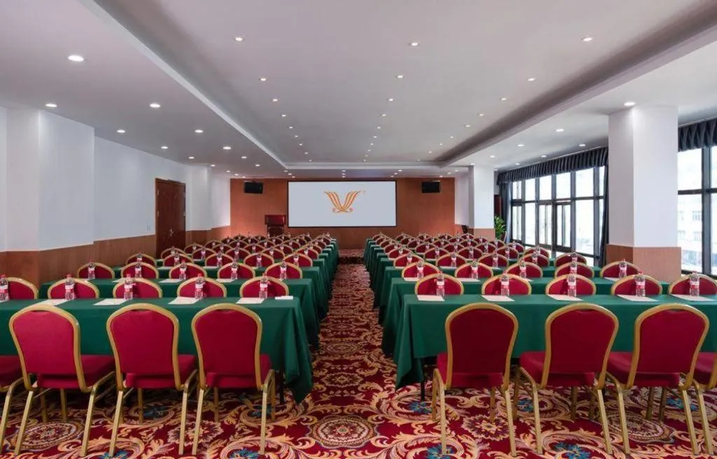 Vienna Hotel Shenzhen Pinghu Shuangyong Street Metro Station