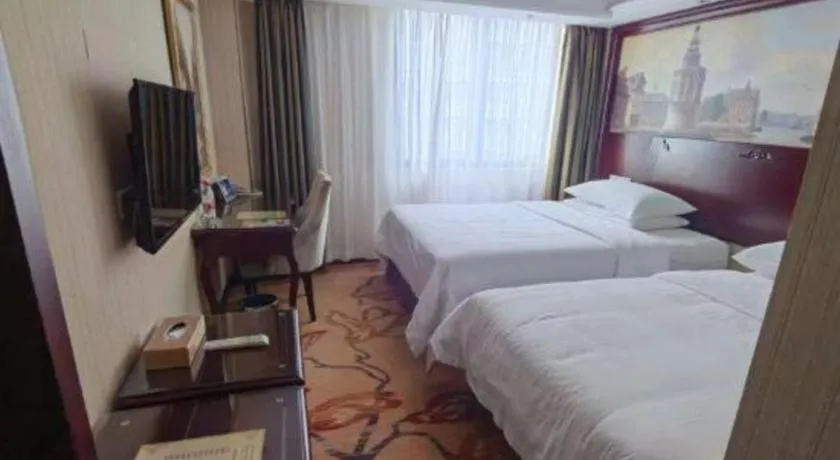 Bed in Vienna Hotel Shenzhen Pinghu Shuangyong Street Metro Station