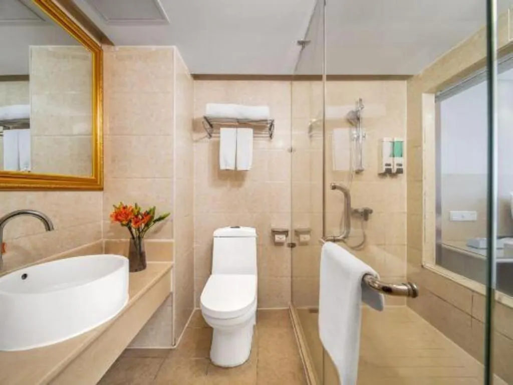 Vienna Hotel Shenzhen Pinghu Shuangyong Street Metro Station