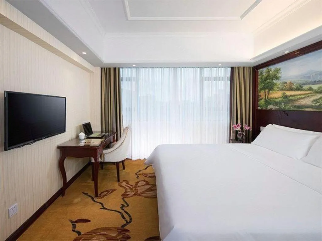 Bed in Vienna Hotel Shenzhen Pinghu Shuangyong Street Metro Station