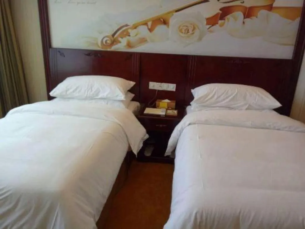 Bed in Vienna Hotel Shenzhen Pinghu Shuangyong Street Metro Station
