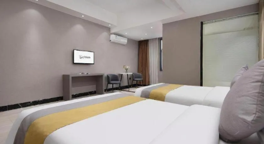 Bed in Vienna Hotel Shenzhen Pinghu Shuangyong Street Metro Station