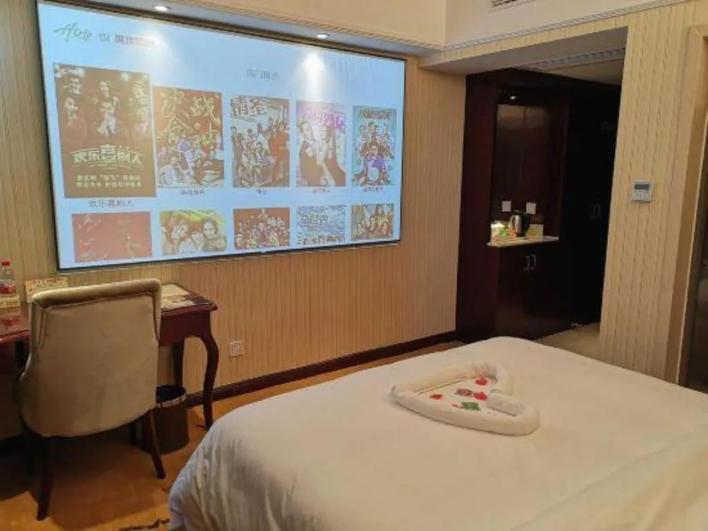 Bed in Vienna Hotel Shenzhen Pinghu Shuangyong Street Metro Station