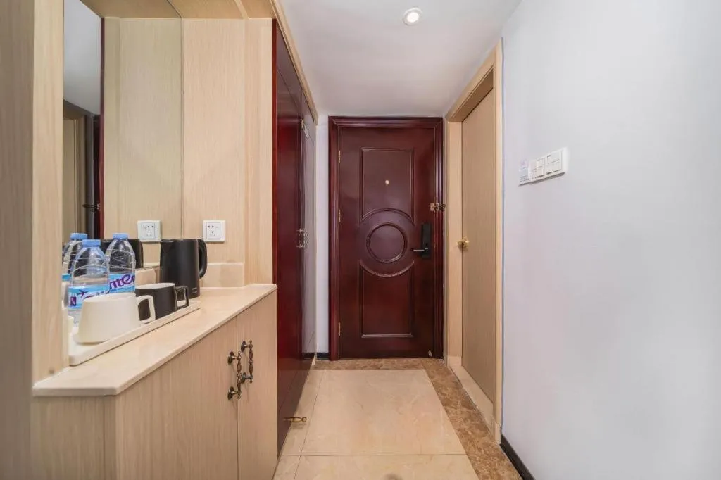 Vienna Hotel Shenzhen Pinghu Shuangyong Street Metro Station