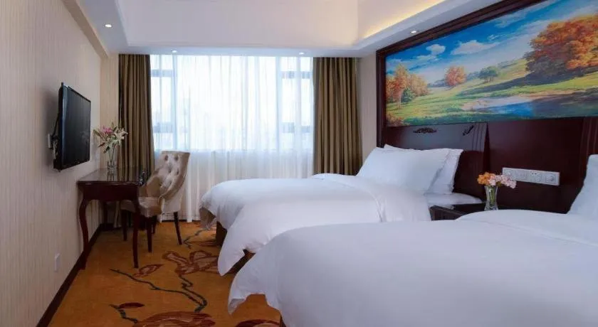 Bed in Vienna Hotel Shenzhen Pinghu Shuangyong Street Metro Station