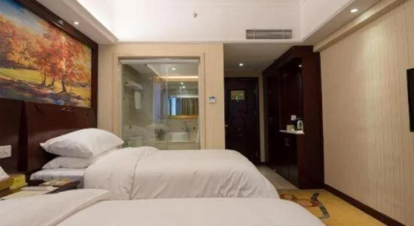 Bed in Vienna Hotel Shenzhen Pinghu Shuangyong Street Metro Station