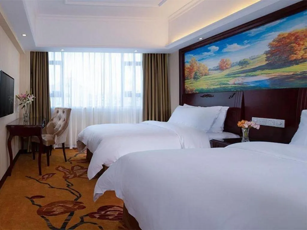 Bed in Vienna Hotel Shenzhen Pinghu Shuangyong Street Metro Station