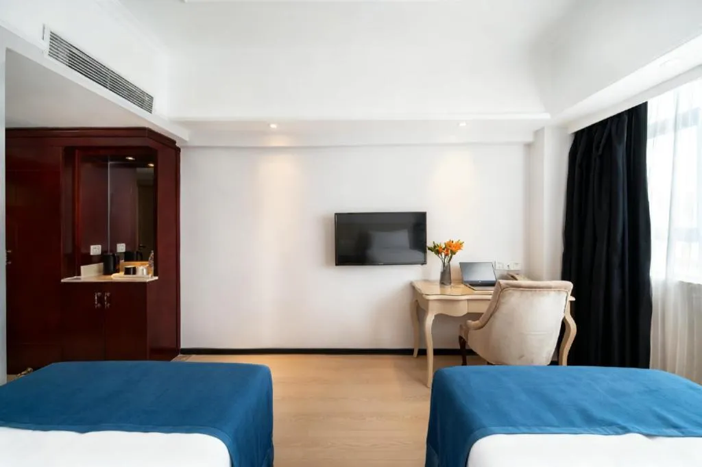 Bed in Vienna Hotel Shenzhen Pinghu Shuangyong Street Metro Station