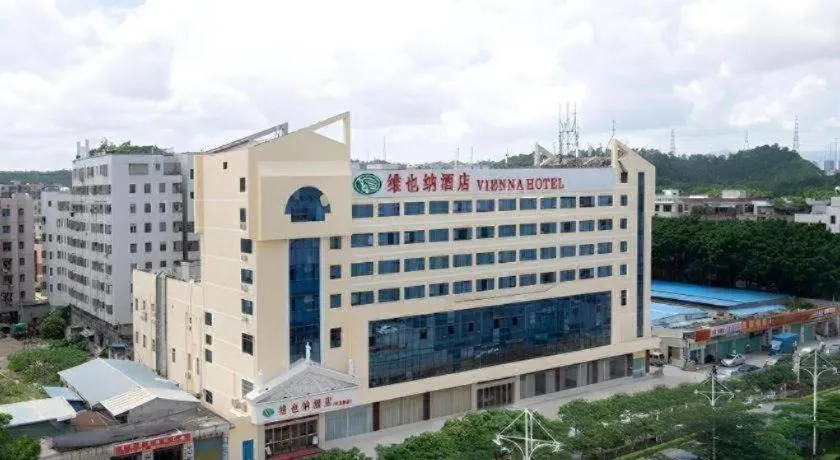 Vienna Hotel Shenzhen Pinghu Shuangyong Street Metro Station