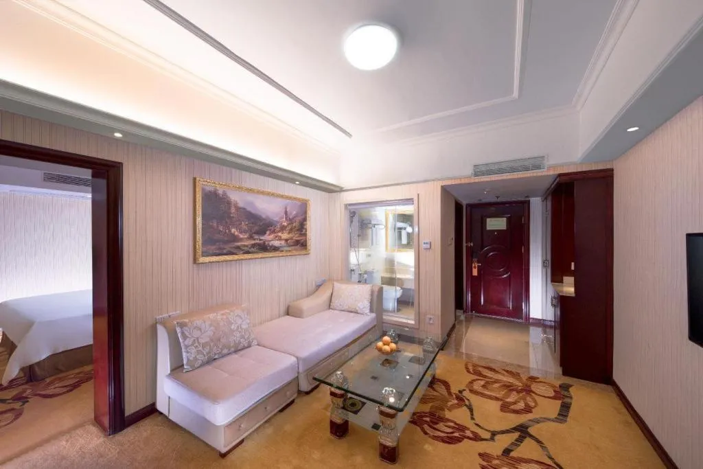 Bed in Vienna Hotel Shenzhen Pinghu Shuangyong Street Metro Station