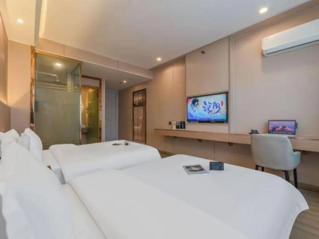 Bed in Vienna Hotel Shenzhen Pinghu Shuangyong Street Metro Station