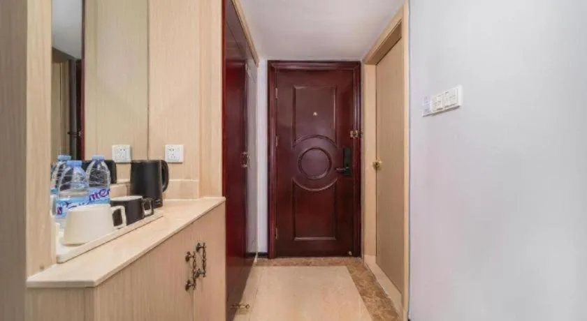 Vienna Hotel Shenzhen Pinghu Shuangyong Street Metro Station