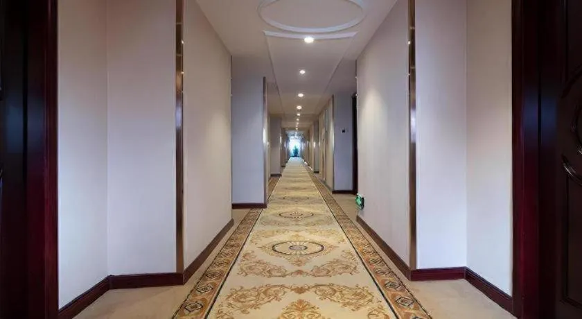 Vienna Hotel Shenzhen Pinghu Shuangyong Street Metro Station