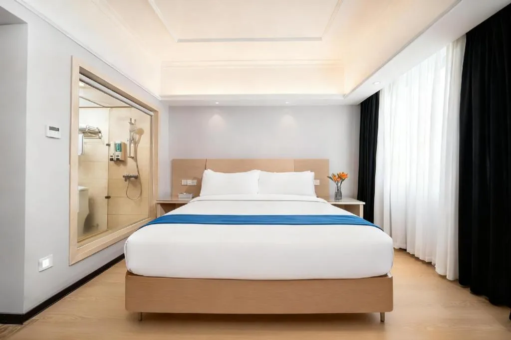Bed in Vienna Hotel Shenzhen Pinghu Shuangyong Street Metro Station