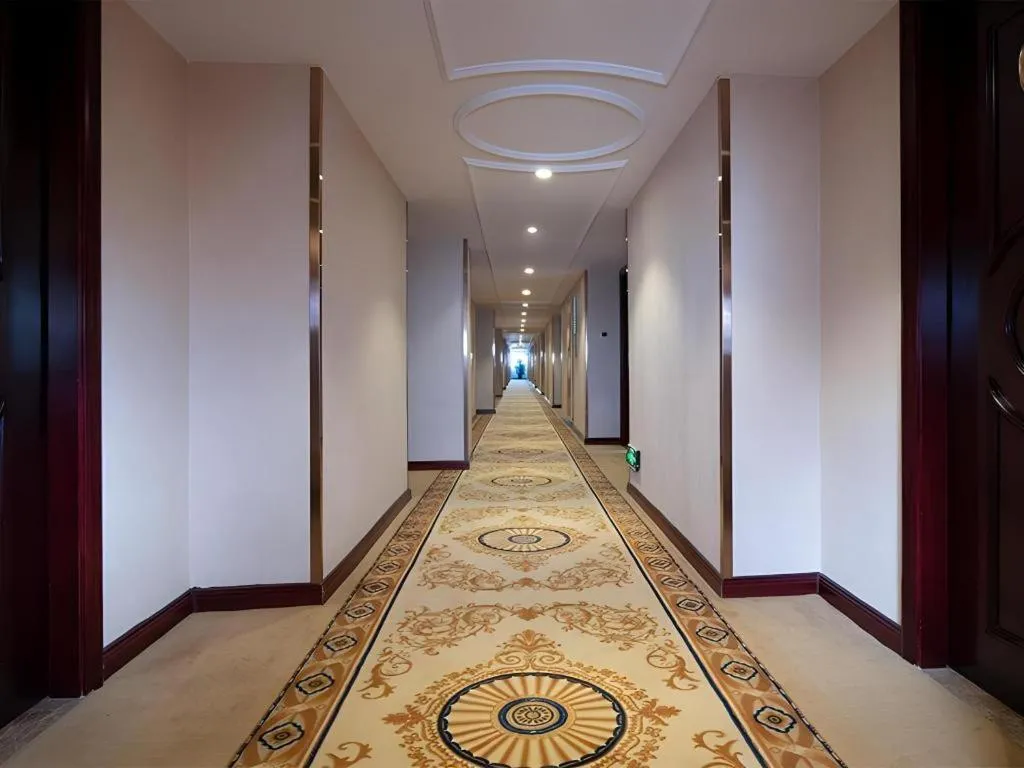 Vienna Hotel Shenzhen Pinghu Shuangyong Street Metro Station