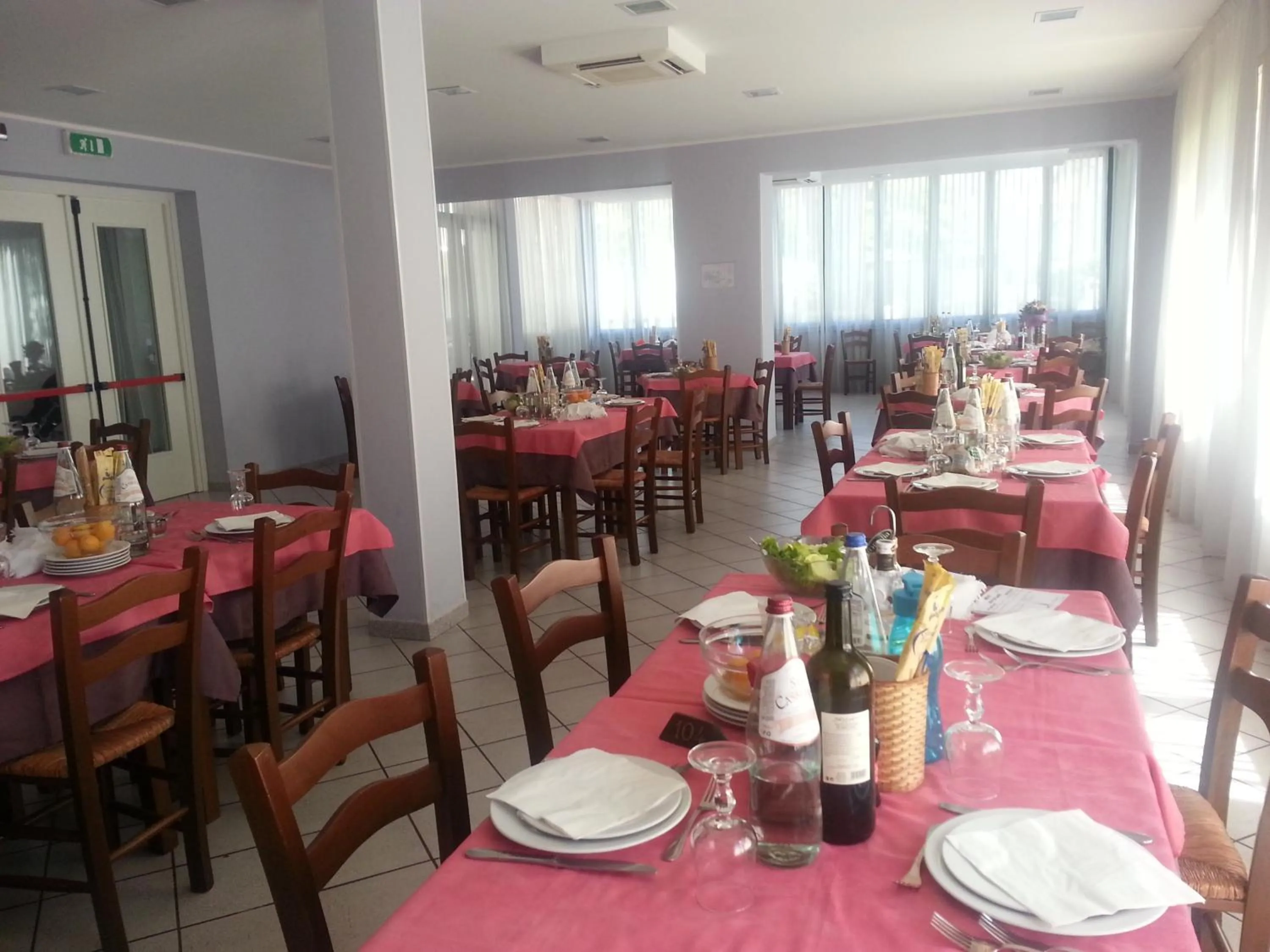 Restaurant/places to eat in Hotel La Parigina