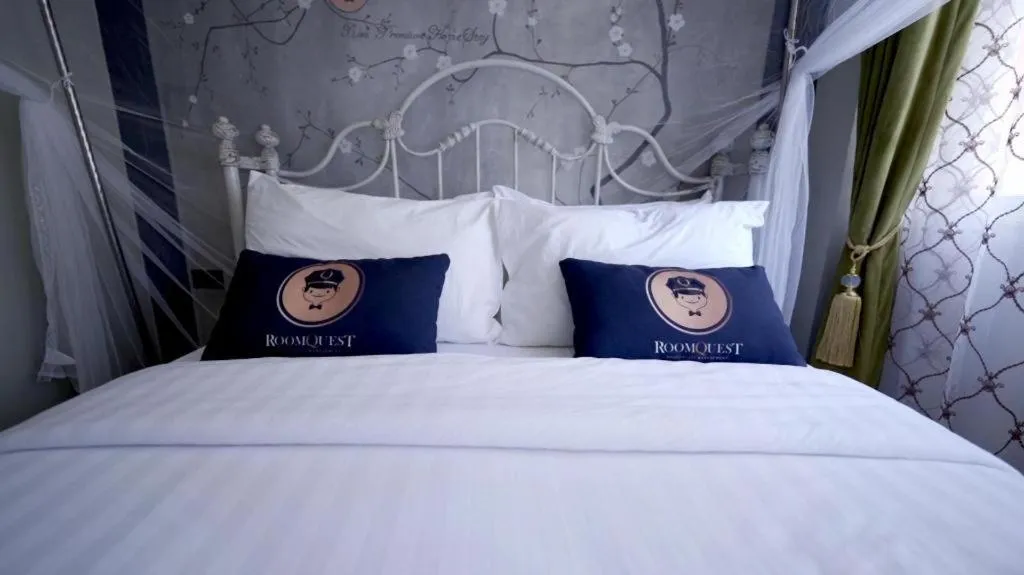 Bed in 2499 Heritage Chinatown Bangkok Hotel By RoomQuest