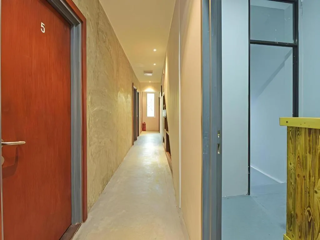 OYO 90662 The 1975 Hotel