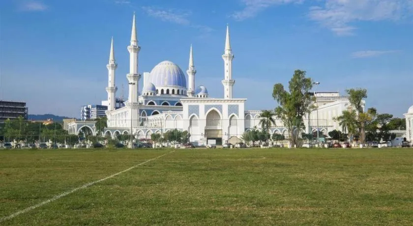 OYO 90662 The 1975 Hotel