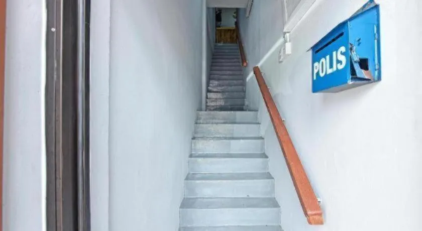 OYO 90662 The 1975 Hotel