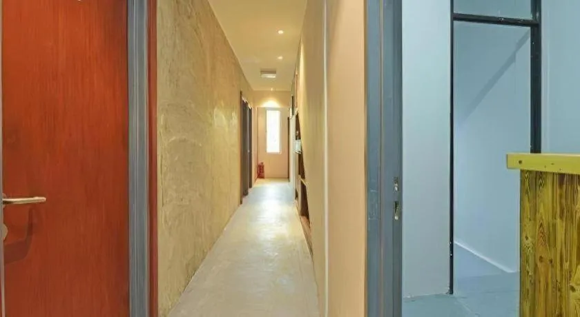 OYO 90662 The 1975 Hotel