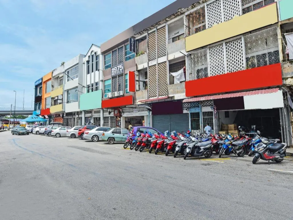 OYO 90662 The 1975 Hotel