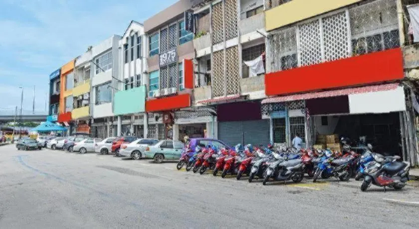 OYO 90662 The 1975 Hotel