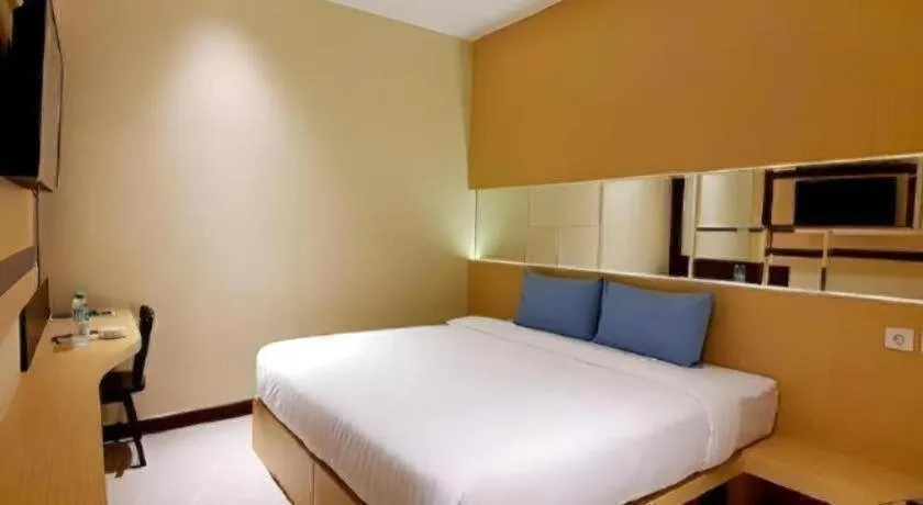 Bed in MP Hotel Kelapa Gading