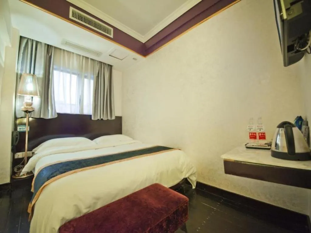 Bed in Guilin Sapphire hotel