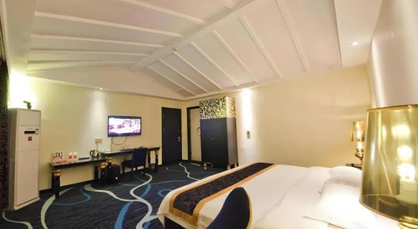 Bed in Guilin Sapphire hotel