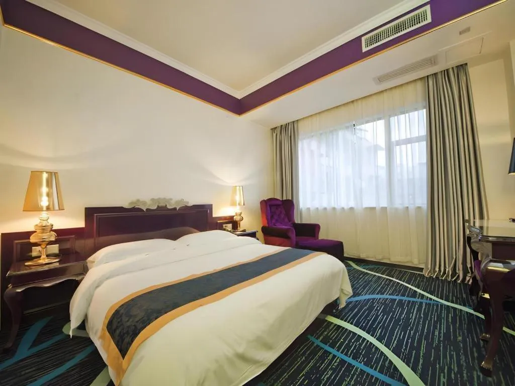 Bed in Guilin Sapphire hotel