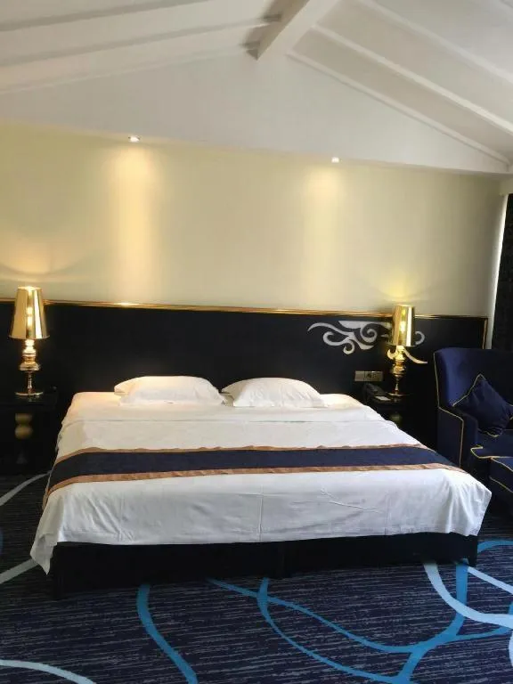 Bed in Guilin Sapphire hotel