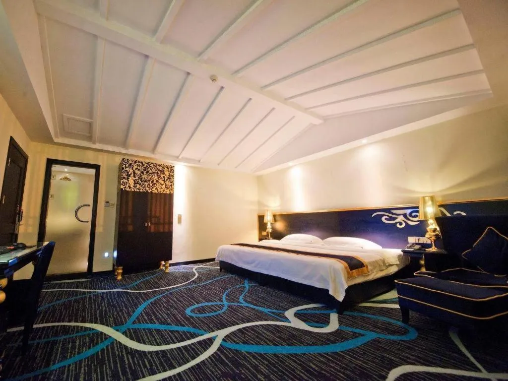 Bed in Guilin Sapphire hotel