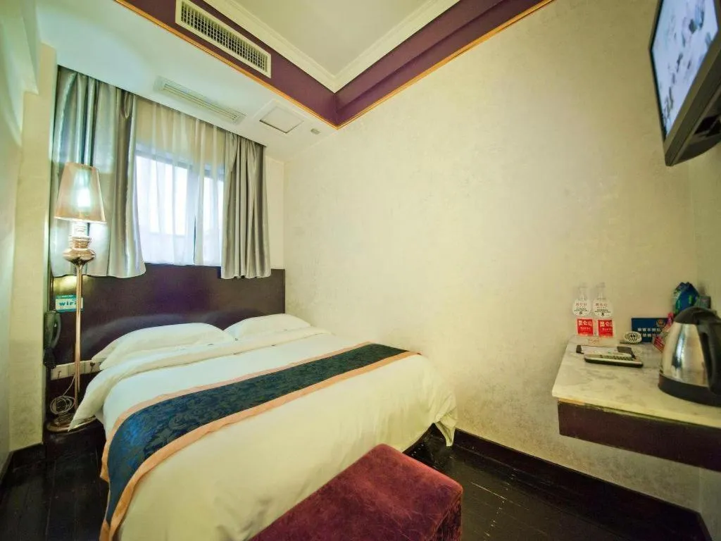 Bed in Guilin Sapphire hotel