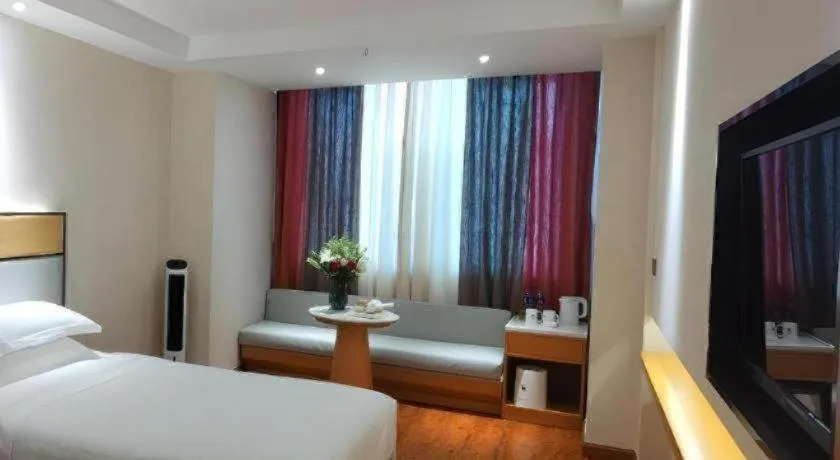 Bed in GreenTree Inn Geermu Walking Street Business Hotel