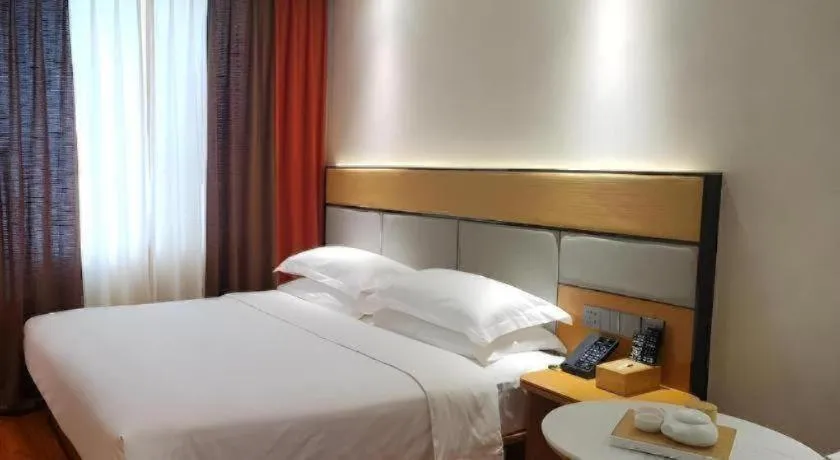 Bed in GreenTree Inn Geermu Walking Street Business Hotel