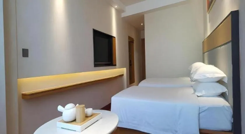 Bed in GreenTree Inn Geermu Walking Street Business Hotel