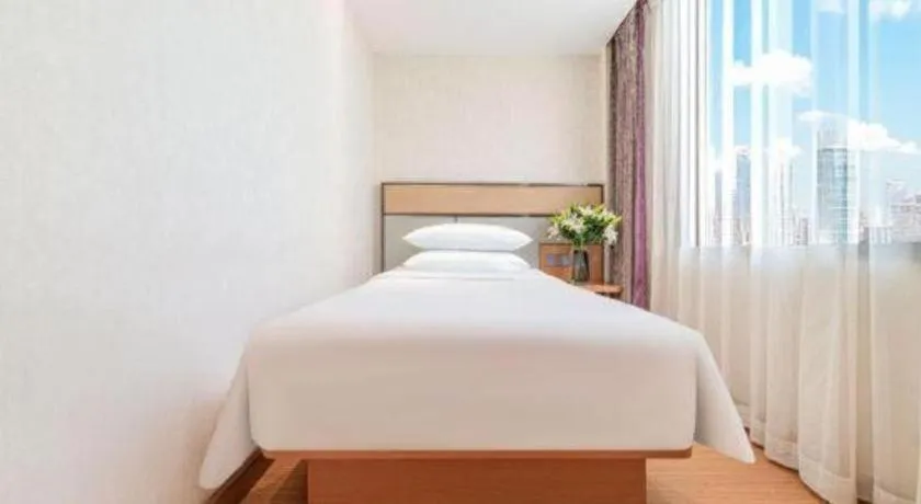 Bed in GreenTree Inn Geermu Walking Street Business Hotel