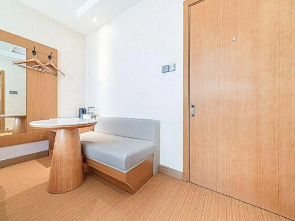 Bed in GreenTree Inn Geermu Walking Street Business Hotel