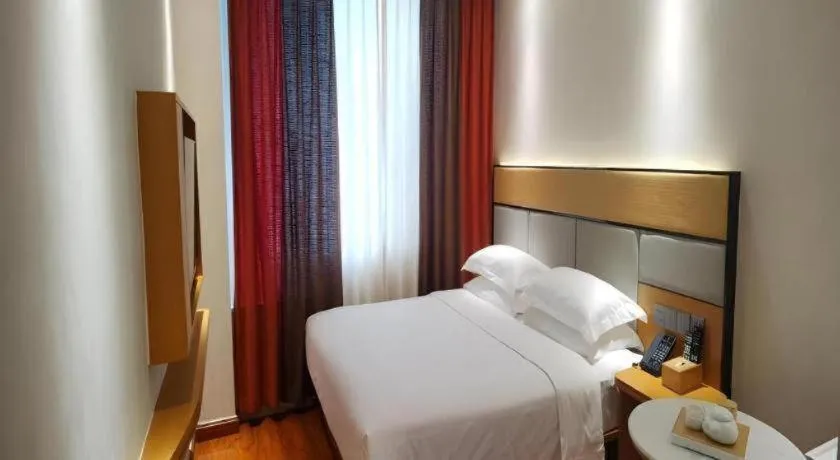 Bed in GreenTree Inn Geermu Walking Street Business Hotel