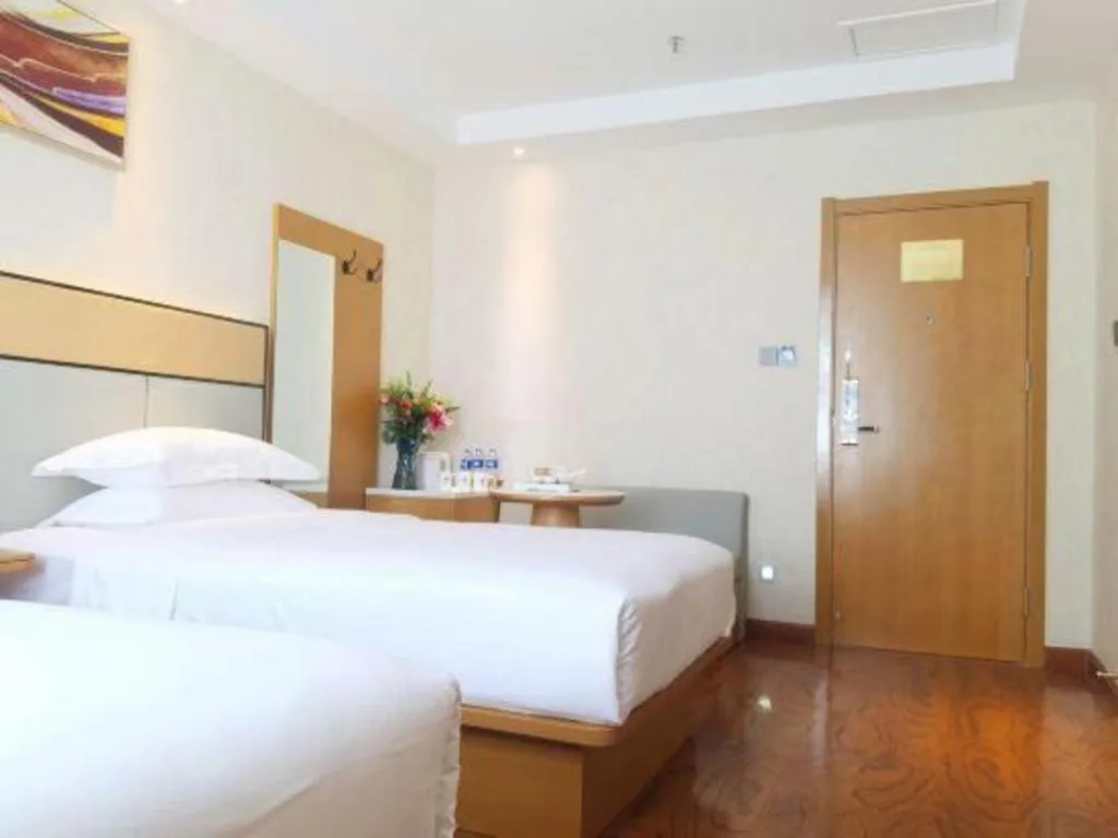 Bed in GreenTree Inn Geermu Walking Street Business Hotel