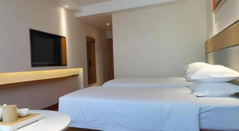 Bed in GreenTree Inn Geermu Walking Street Business Hotel