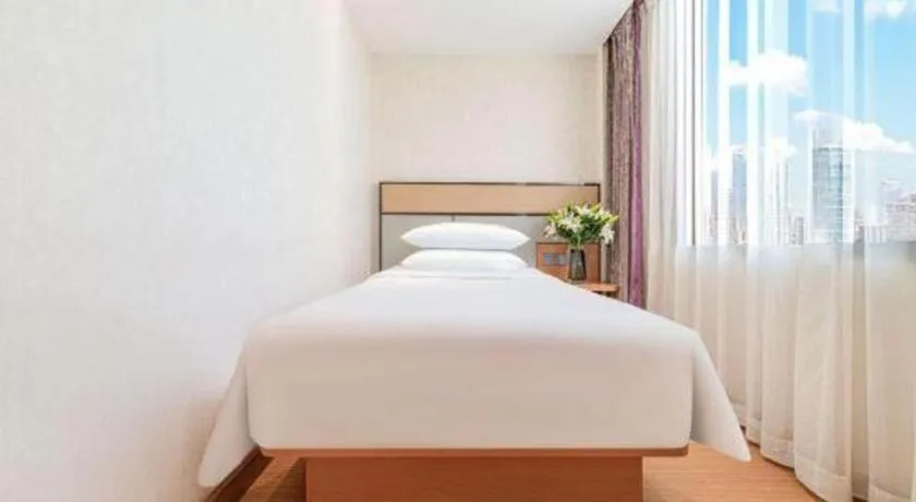 Bed in GreenTree Inn Geermu Walking Street Business Hotel